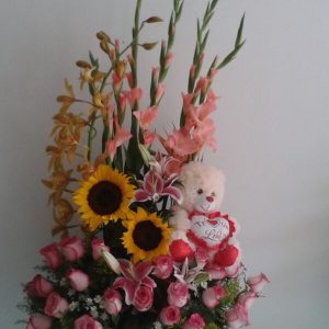 Arreglo con gladiolo rosas rosadas y peluche