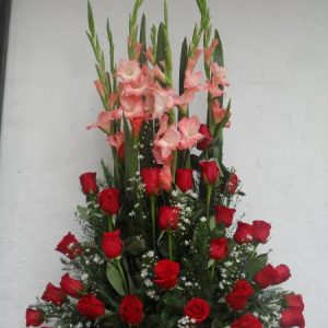 Arreglo con gladiolo y rosas rojas