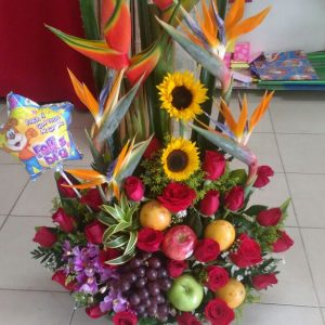 Arreglo con frutas , aves del paraíso, rosas rojas orquídeas hawaiana