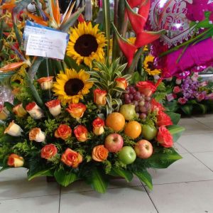 Arreglo con frutas, rosas amarillas confeti