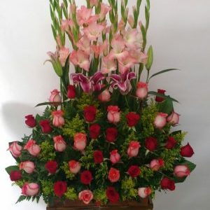Arreglo jardinera gladiolos, lirios , rosas rojas y salmón