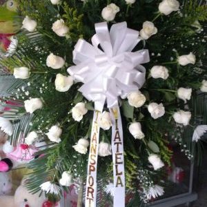Corona fúnebre rosas blanca y crisantemos