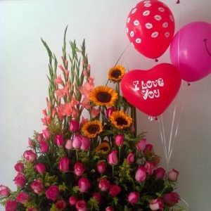 Jardinera con gladiolos y rosas fucsia