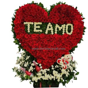 Arreglo en forma de corazón de 150 cm con rosas, pinocho blanco, champagne y peluche, entrega rápida en Cali