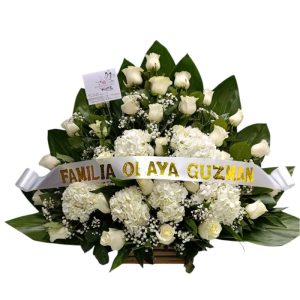 Arreglo fúnebre en abanico con rosas y hortensias blancas, entrega rápida en Cali