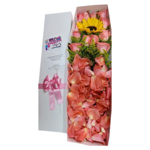 Caja de rosas salmón con girasol, ideal para nacimientos y 15 años, entrega rápida en Cali
