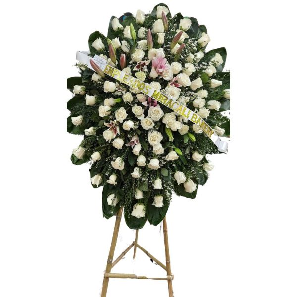 Corona fúnebre con rosas blancas, lirios y follaje, entrega rápida en Cali