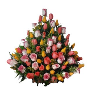 Arreglo floral en triángulo con rosas surtidas, entrega rápida en Cali