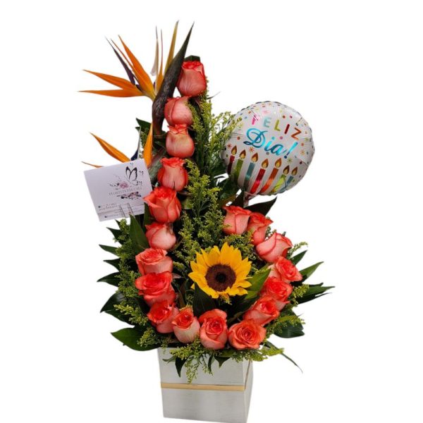 Cubo floral con rosas salmón, aves del paraíso, girasol y globo metalizado, entrega rápida en Cali
