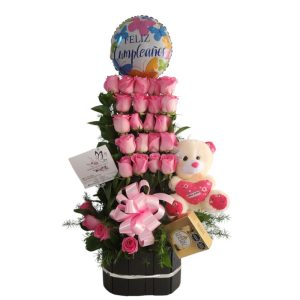 Arreglo floral en escalera con 24 rosas fucsia, follaje, globo metalizado y chocolates