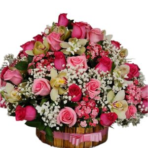 Arreglo floral en jardinera con 36 rosas fucsia, lirios, gladiolos, pompones, globos con helio y globo metalizado