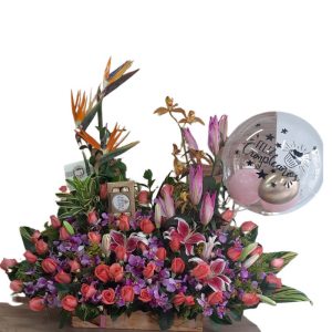 Jardinera floral con 48 rosas salmón, lirios, orquídeas y aves del paraíso