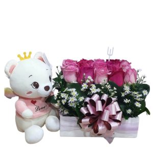Cubo con 24 rosas surtidas, follaje y peluche