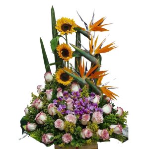 Arreglo floral con girasoles, aves del paraíso, rosas rosadas y orquídea hawaiana