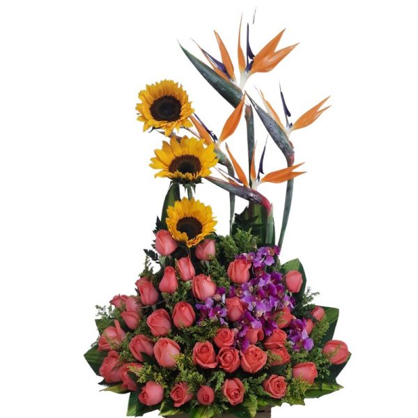 Arreglo floral con girasoles, aves del paraíso, rosas color salmón y orquídea hawaiana