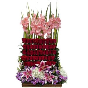 Arreglo en escalera con 30 rosas rojas, frutas, peluche y globo burbuja personalizado