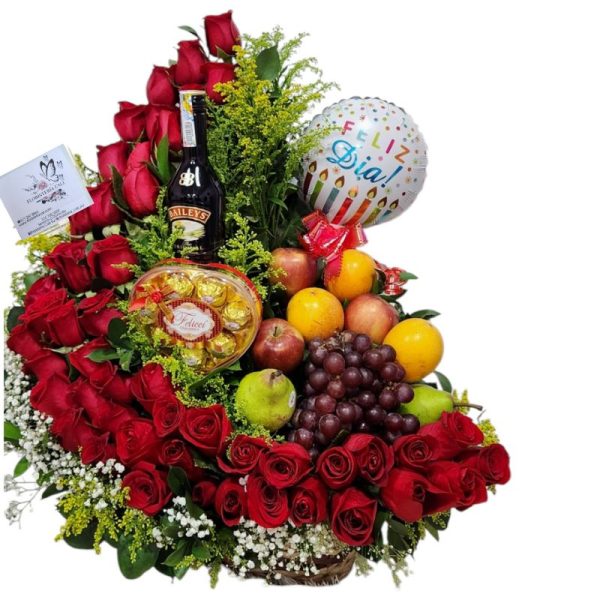 Arreglo floral de media luna con 48 rosas rojas, frutas, crema de whisky, chocolates y globo