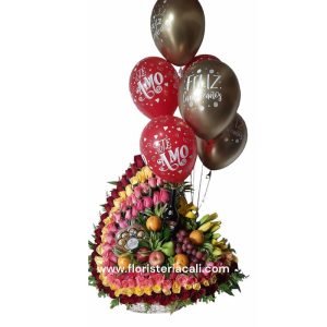 Arreglo floral en media luna con 100 rosas surtidas y complementos