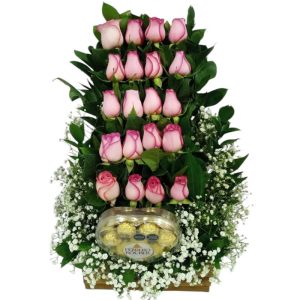 Arreglo en escalera con rosas frescas y chocolates Ferrero Rocher