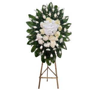 Corona fúnebre blanca con crisantemos, hortensias y follaje blanco.