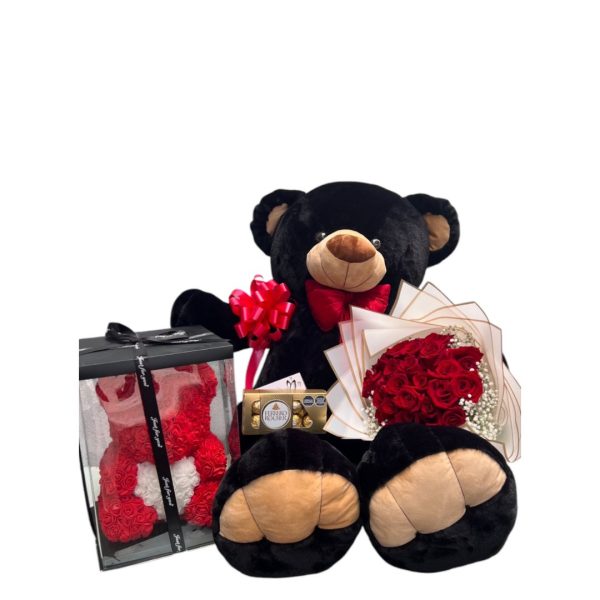 Oso de peluche negro con buchón de rosas y chocolates Ferrero.