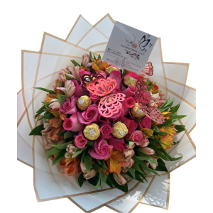Buchón de astromelias y 20 rosas con chocolates Ferrero y mariposas decorativas.