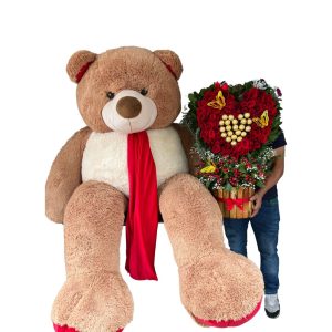 Arreglo de rosas en forma de corazón con chocolates Ferrero Rocher y peluche gigante de 2 metros, un detalle inolvidable y romántico.