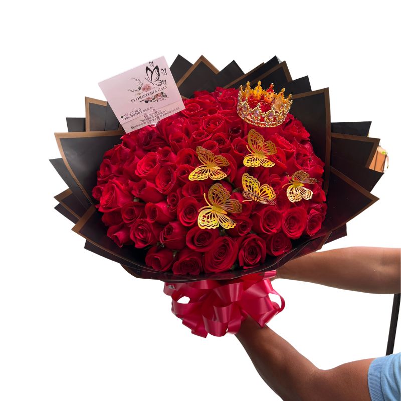 Reina de Corazones – Ramo de 100 Rosas Rojas con Mariposas Doradas