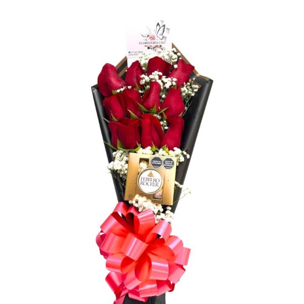 Bouquet con 12 rosas rojas, gypsophila blanca y chocolates Ferrero