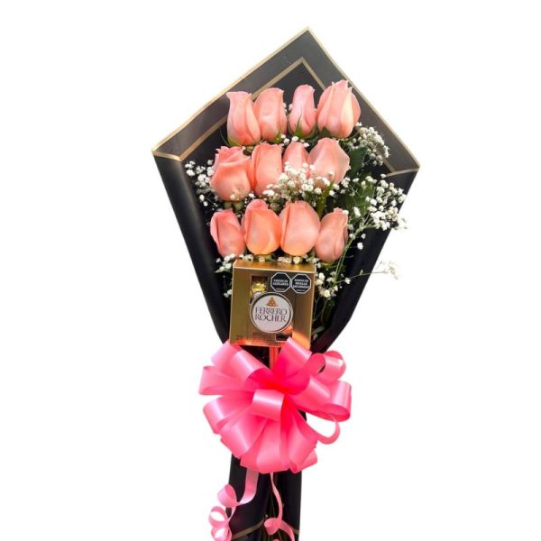 Bouquet con 12 rosas salmón, follaje perla y chocolates Ferrero