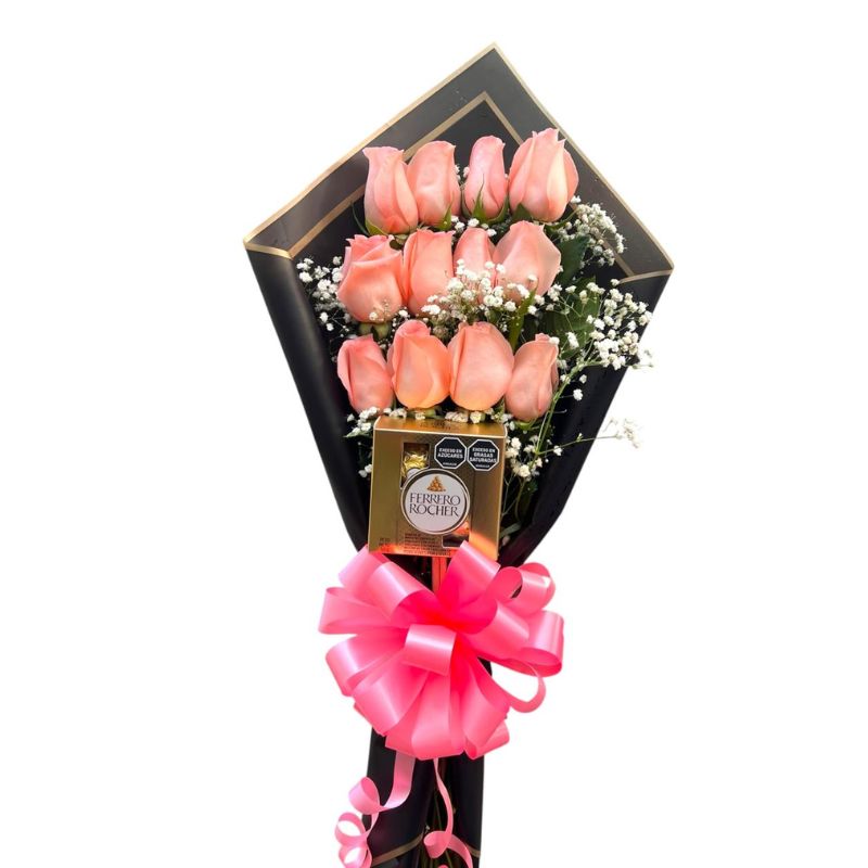 Bouquet con 12 rosas salmón, follaje perla y chocolates Ferrero