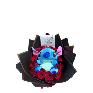 Bouquet de rosas rojas con peluche de Stitch y follaje decorativo