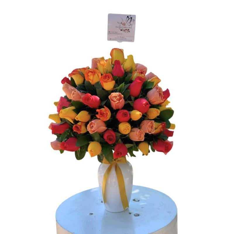 Arreglo de Cristal Redondo con 60 Rosas Surtidas
