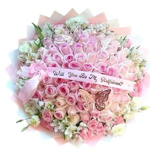 Buchón de 100 rosas rosadas con astromelias y cinta personalizada