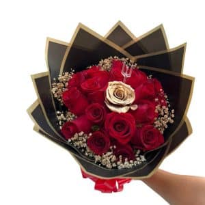 Buchón de 19 rosas rojas y 1 rosa dorada con follaje y papel coreano.