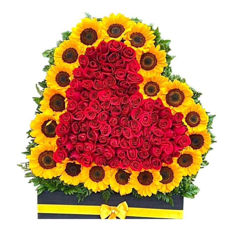 Corazón Floral en Base de Madera con 150 Rosas Rojas y 20 Girasoles