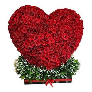 Corazón gigante en base de madera con 500 rosas rojas y follaje perla